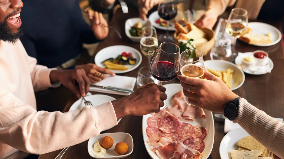 Clients qui partagent un repas dans un restaurant